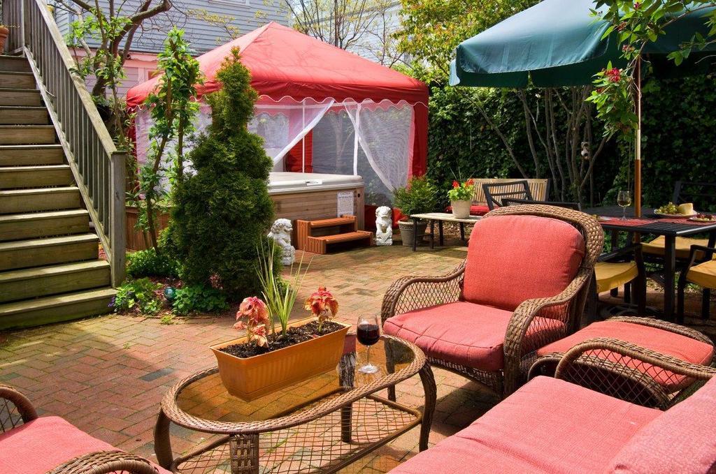 Queen Vic Guest House (Adults Only) Провинстаун Экстерьер фото